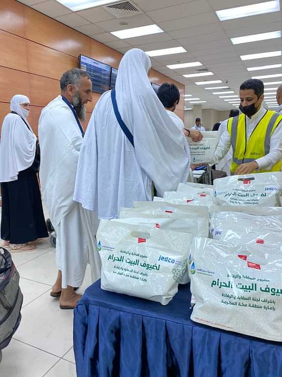 جمعية سقيا الماء بمكة تواصل برنامجها لخدمة قاصدي بيت الله الحرام في رمضان...صور