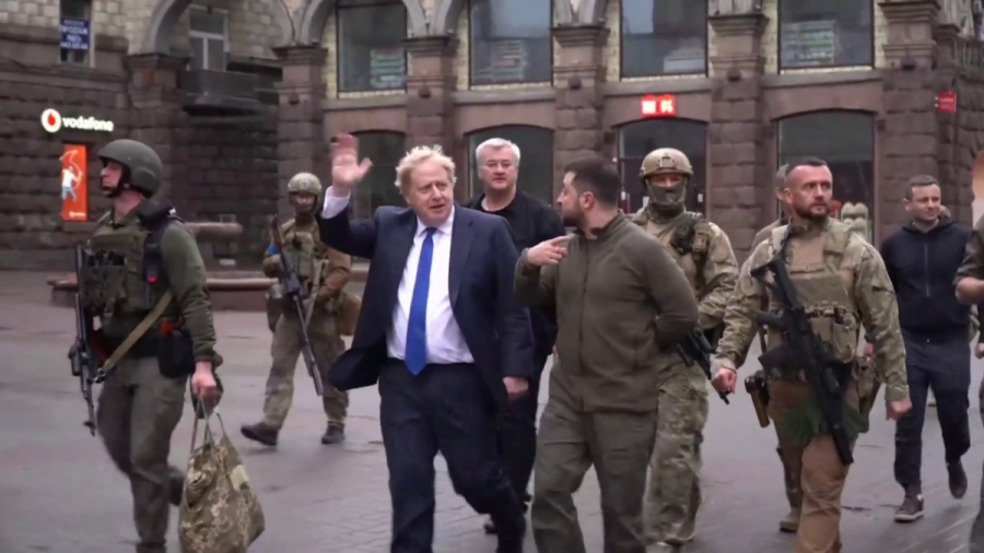 جونسون وزيلينسكي.. جولة على الأقدام في شوارع كييف