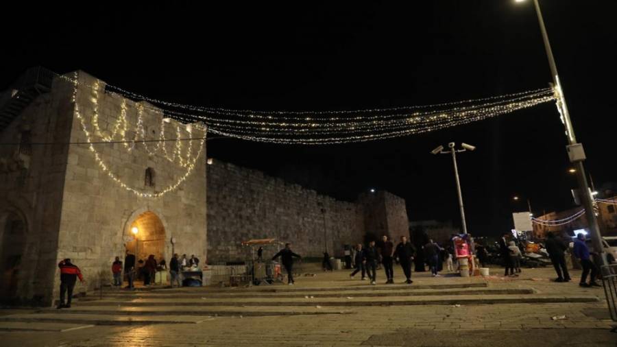 سلطات الاحتلال تمنع المصلين من دخول المسجد الأقصى بعد صلاة التراويح