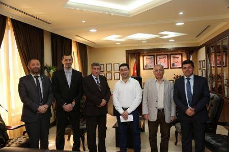 رئيس جامعة الزيتونة الأردنية يكرم الطالب محمد عبدالعال