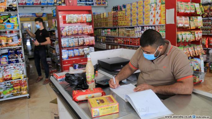 موظفة في الملكية الأردنية تطلب من صاحب بقالة دفتر الديون.. وهذا ما فعلته