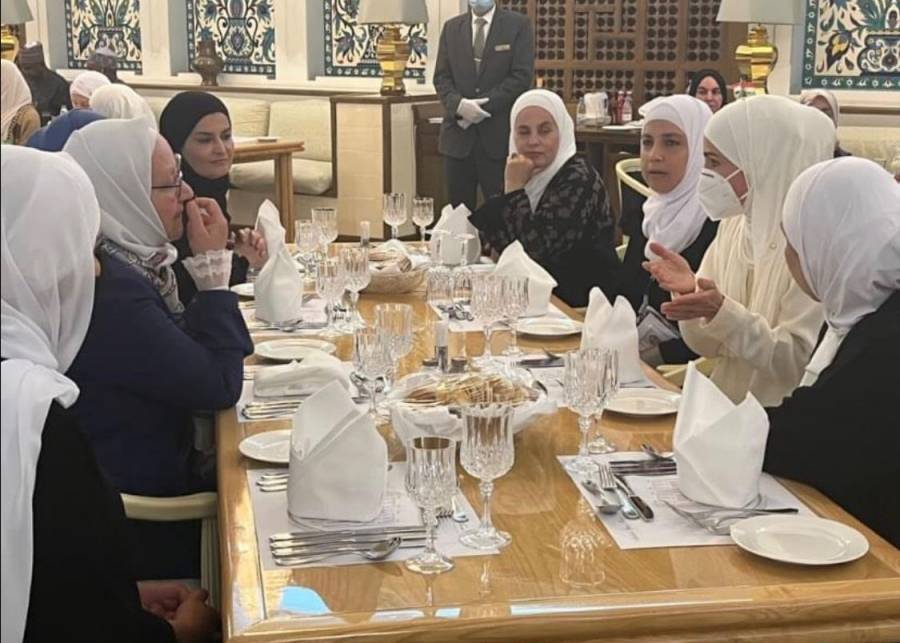 من بعثة العمرة التي سيرتها الملكة.. مهيرات تدعو للملك بالشفاء