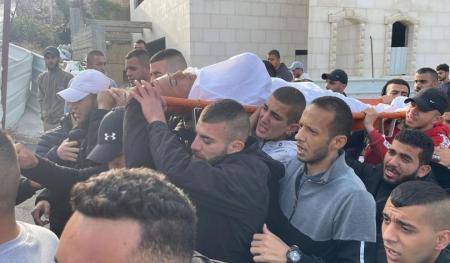 آلاف الفلسطينيين يشيعون جثمان الشهيد زكارنة