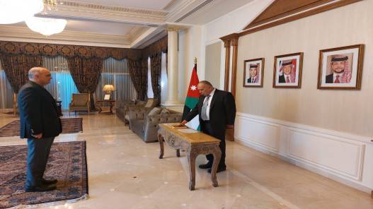 رئيس ديوان التشريع والرأي يؤدي اليمين القانونية أمام رئيس الوزراء