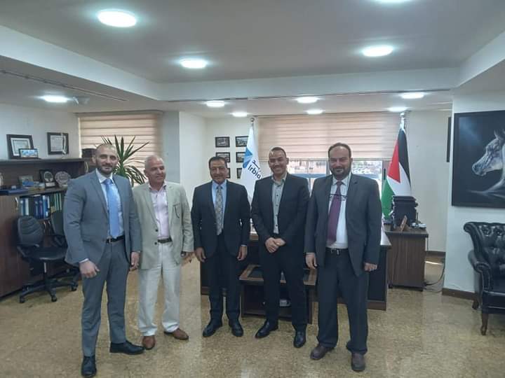 وفد من كلية الحصن الجامعية برئاسة الاستاذ الدكتور كامل خليف الزبون يزور شركة كهرباء اربد ويلتقي مديرها العام المهندس بشار التميمي