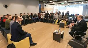 وزير الاقتصاد الرقمي يلتقي رياديين في حاضنات أعمال