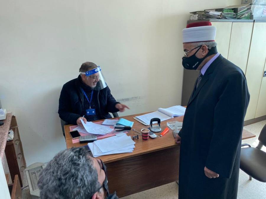 قاضي القضاة يتفقد مجمع المحاكم الشرعية في محافظة الزرقاء