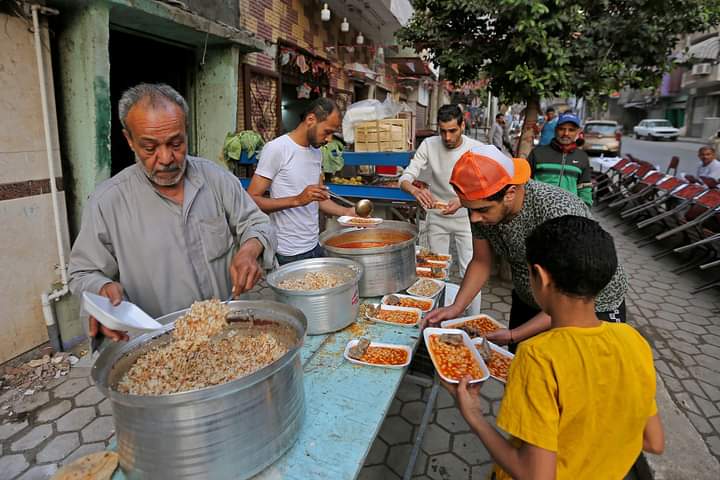 موائد الرحمن للمارة في القاهرة