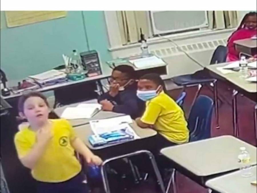 معلمة تنقذ طالب ابتلع غطاء زجاجة.. فيديو