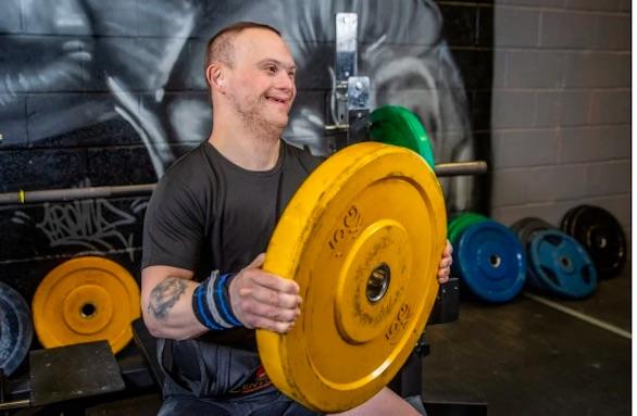 مصاب بمتلازمة داون يصبح بطلاً برفع الاثقال