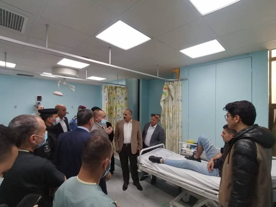 محافظ إربد يطمئن على مصابي حادث السير في مستشفى الملك المؤسس ..صور