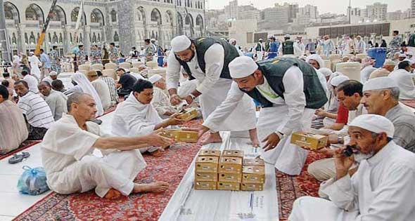 أردني يقضي 30 عاماً بخدمة الصائمين بالمسجد النبوي