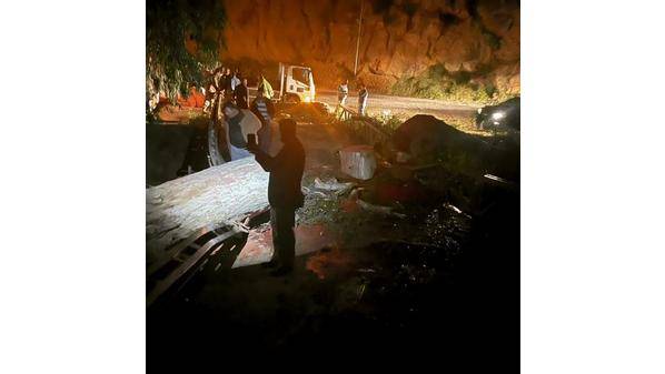 انهيار جزء من جسر الخشب في وادي شعيب نتيجة سقوط شجرة معمرة