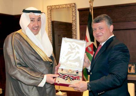 الشيخ فيصل الحمود يهنئ الملك بنجاح العملية الجراحية