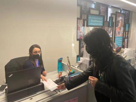 طلبة جامعة البترا يتبرعون بريع معرض بريق أمل لصالح مؤسسة الحسين للسرطان