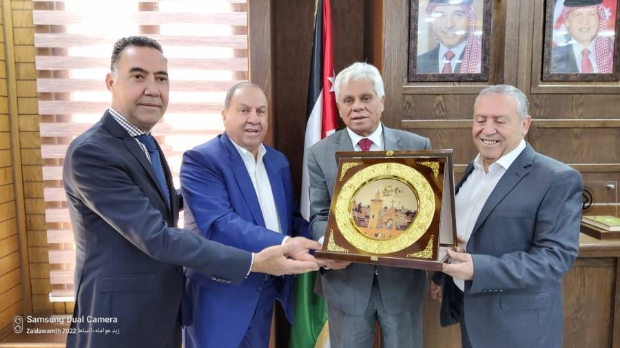 رئيس بلدية السلط يكرم إدارة معصرة الجزازي... صور