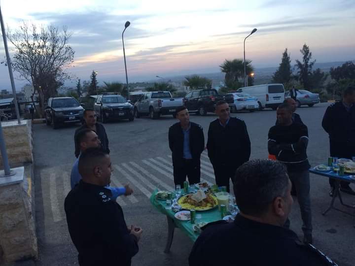 نائب مدير شرطة غرب إربد البقوم يشارك رجال الأمن الإفطار في الميدان