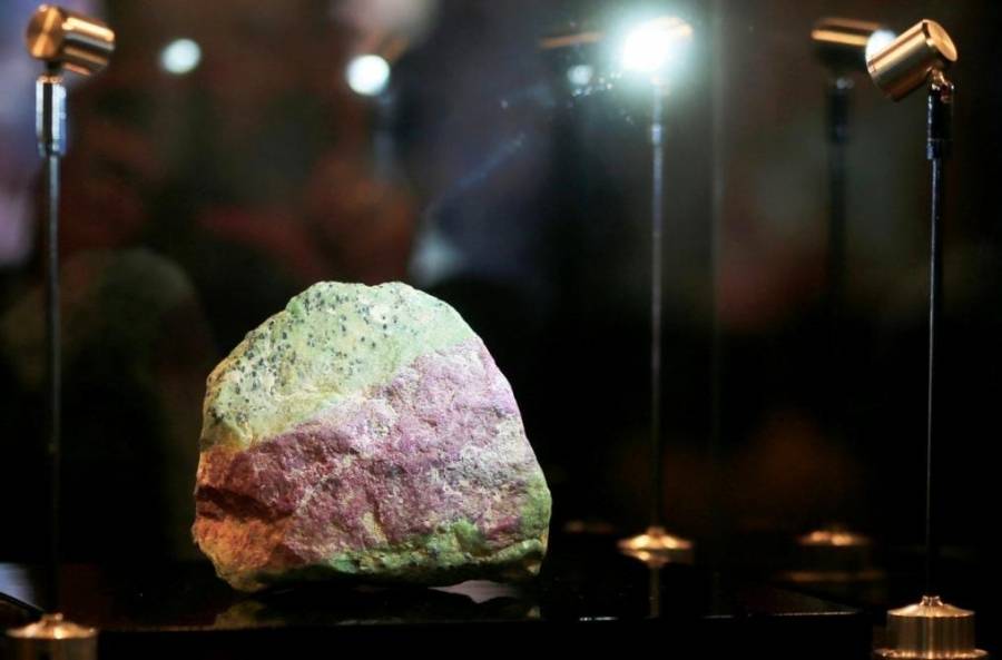 دبي تشهد الكشف عن واحد من أكبر أحجار الياقوت في العالم.... بقيمة  120 مليون دولار.