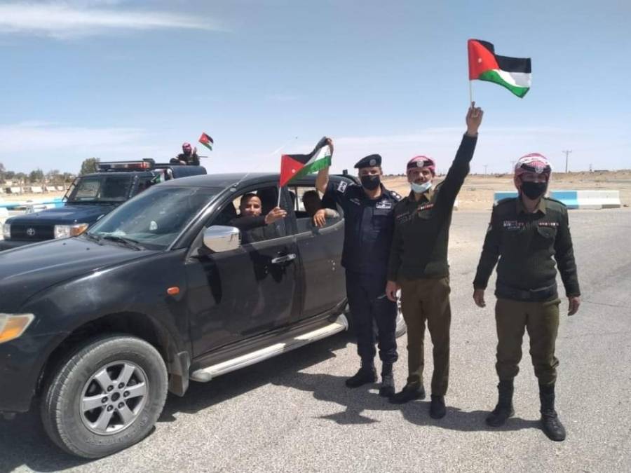 شاهد بالصور ...نشامى ونشميات الأمن العام يهدون علم الوطن للمارة والمركبات احتفاءا باليوم الوطني للعلم الأردني