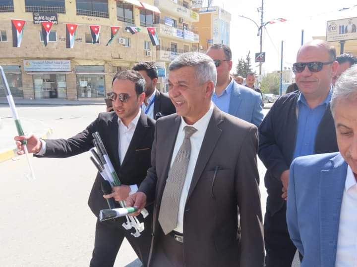 بلدية مادبا الكبرى تبدأ بحملة علمنا عال  بتزيين شوارع المدينة ومبناها  وتوزيع الاعلام على المواطنين