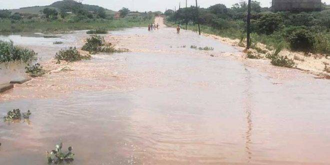 تساقط الأمطار يعيق جهود الإغاثة بعد فيضانات جنوب إفريقيا