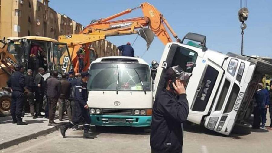 قتلى بانقلاب شاحنة على حافلة صغيرة في الجزائر