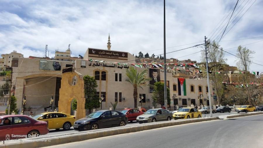 بلدية السلط الكبرى تتزين بالإعلام الأردنية بحملة علمنا عال 