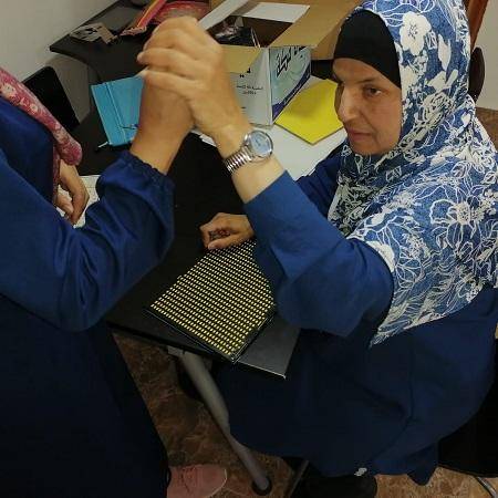 كفيفة وصماء أردنية تلامس الأمل بأناملها