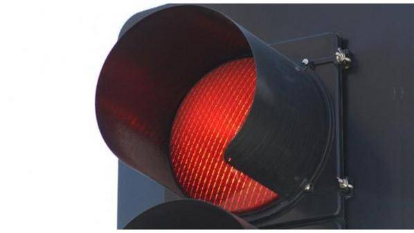 الدوريات الخارجية: رصد 10 مخالفات قطع اشارة حمراء