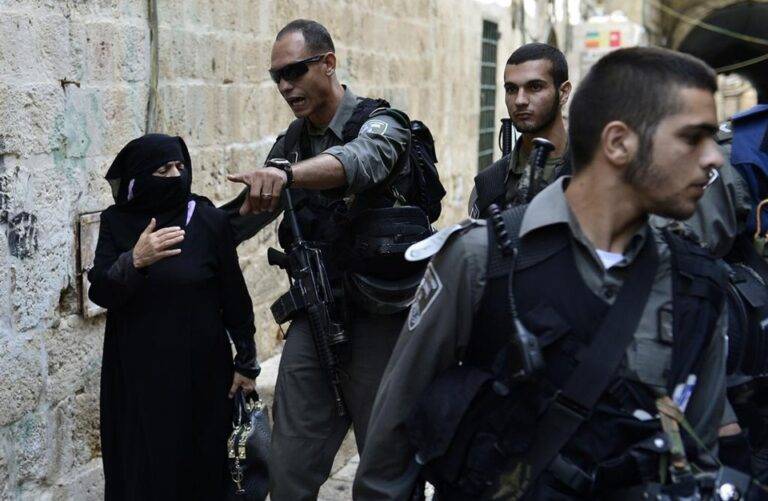الاحتلال يعتدي على النساء في محيط مصلى قبة الصخرة