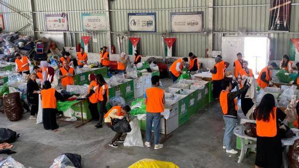 طلبة عمان العربية يساندون بنك الملابس