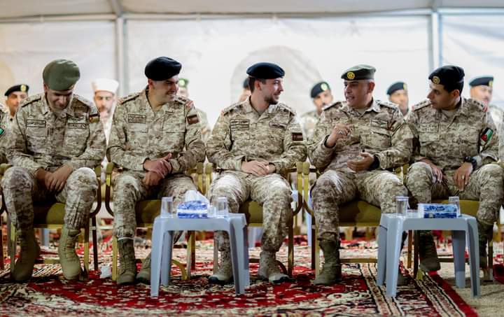 نائب الملك يشارك عدداً من القادة المتقاعدين من كتيبة “أم الجيش” مأدبة الإفطار...صور