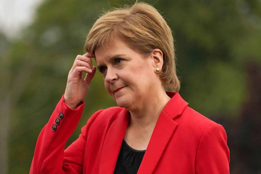 بعد تغريم جونسون.. بلاغ ضد رئيسة وزراء إسكتلندا بسبب الكمامة