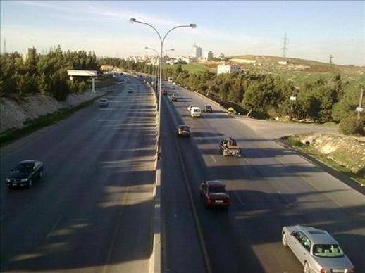 نائب يصدم مركبة على طريق المطار