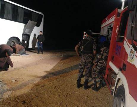 دفاع مدني بطن الغول يقدم المساعدة لحافلة معتمرين