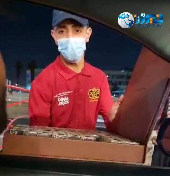 حلويات نفيسة توزع الحلويات على المواطنيين  بمناسبة عودة الملك بالسلامة ....صور