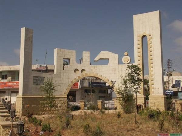 بلديتا الفحيص وماحص تنظمان إفطارا لعمال الوطن