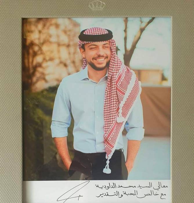 ولي العهد الأمير الحسين  يهدي داودية هدية