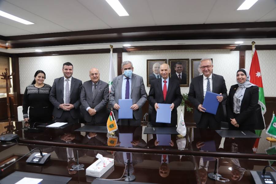 مذكرة تفاهم وشراكة لعقد مؤتمر دوري حول الفضاء البيئي للبحر الأحمر...صور