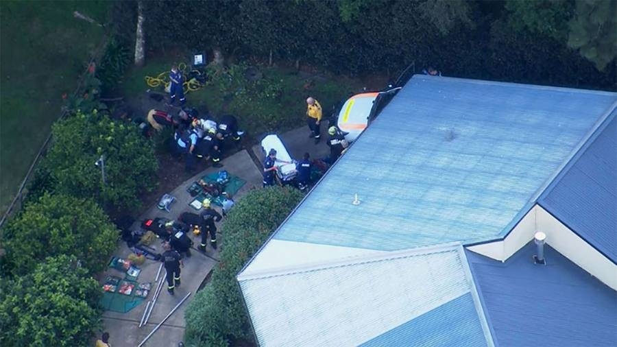 كلب ينقذ رجلاً علق رأسه داخل خزان للصرف الصحي