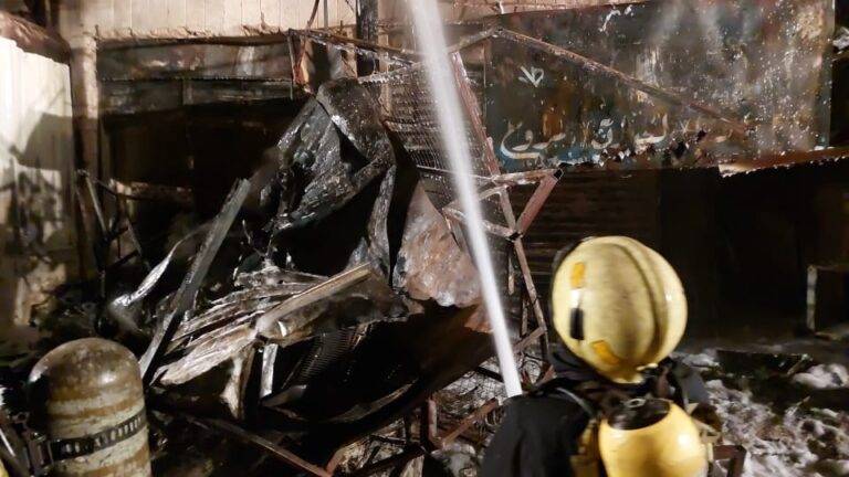الدفاع المدني يتعامل مع حريق مستودعين في العاصمة