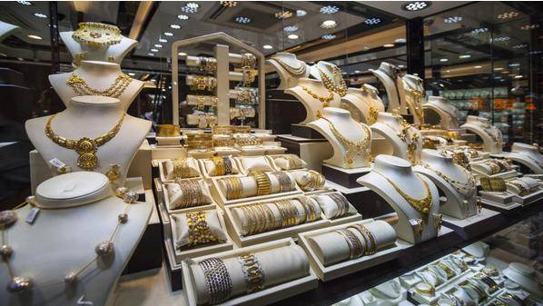 الذهب يتراجع متأثرا بصعود الدولار وزيادة العائد على سندات الخزانة