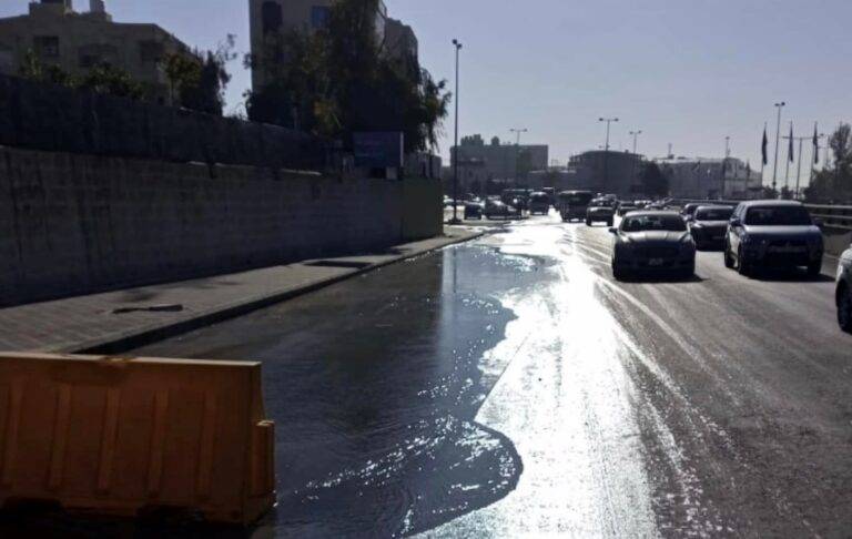 “السير”: كسر في خط مياه قرب دوار المشاغل يؤدي إلى تباطؤ الحركة المرورية