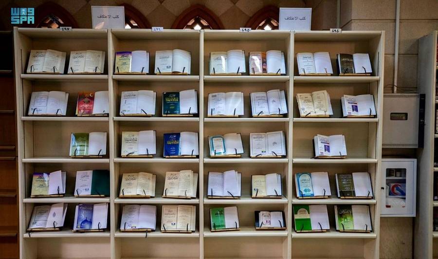 مكتبة المسجد النبوي تخصص ركنًا خاصًا بكتب الاعتكاف وأحكام الصيام وفضائل العشر الأواخر