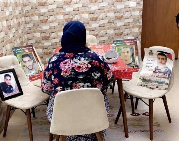 ما قصة أم الأسرى التي تقطر مع صورهم؟