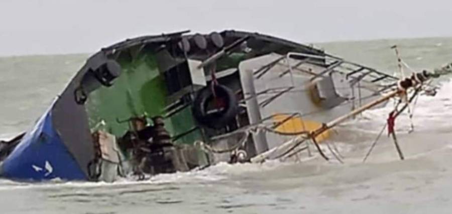 القضاء التونسي يمنع سفر طاقم الباخرة المنكوبة