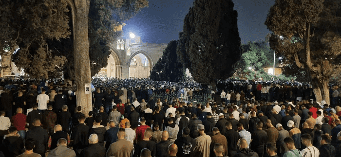 أكثر من 100 ألف شخص يصلون العشاء والتراويح بالأقصى
