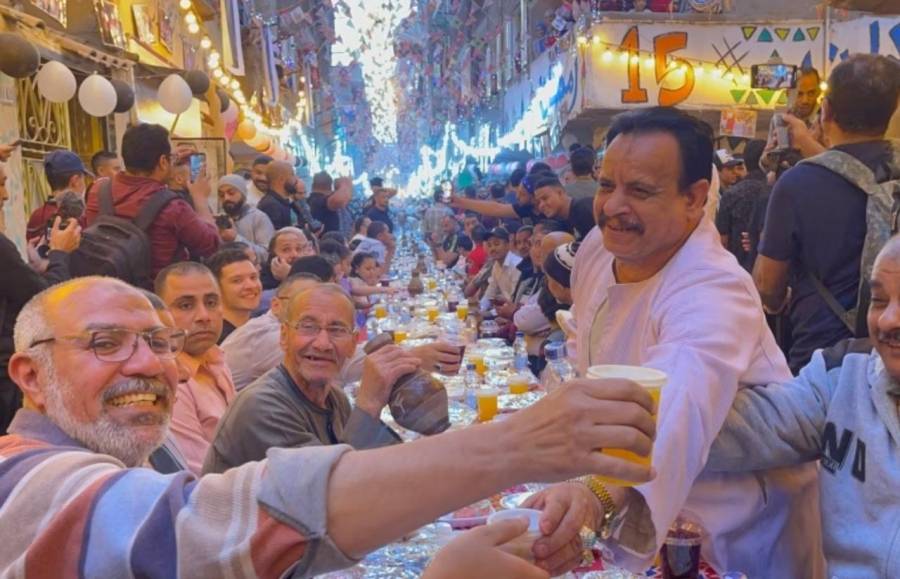 إفطار جماعي كبير لأهالي المطرية في القاهرة...صور