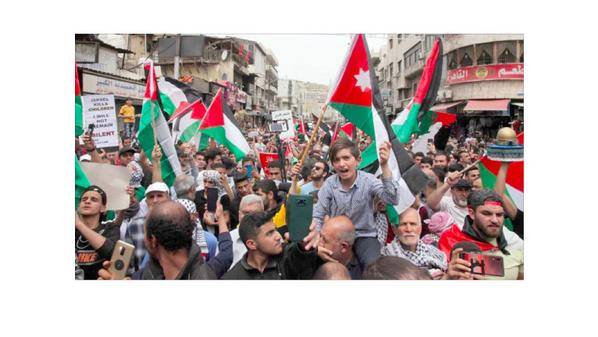 وقفات تشيد بجهود الملك وتطالب بوقف التصعيد