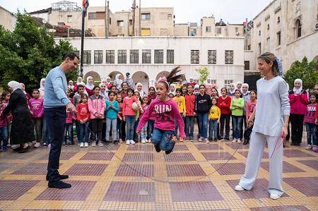 الأسد وعقيلته يزوران دارا للأيتام  صور